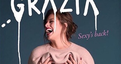 Kacagva vetkőzött meztelenre a plus size modellsztár
