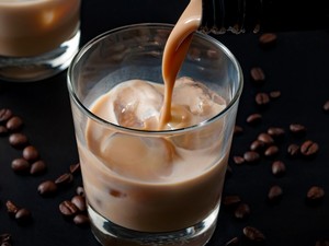 Brutálisan finom karamellás-étcsokoládés krémlikőr