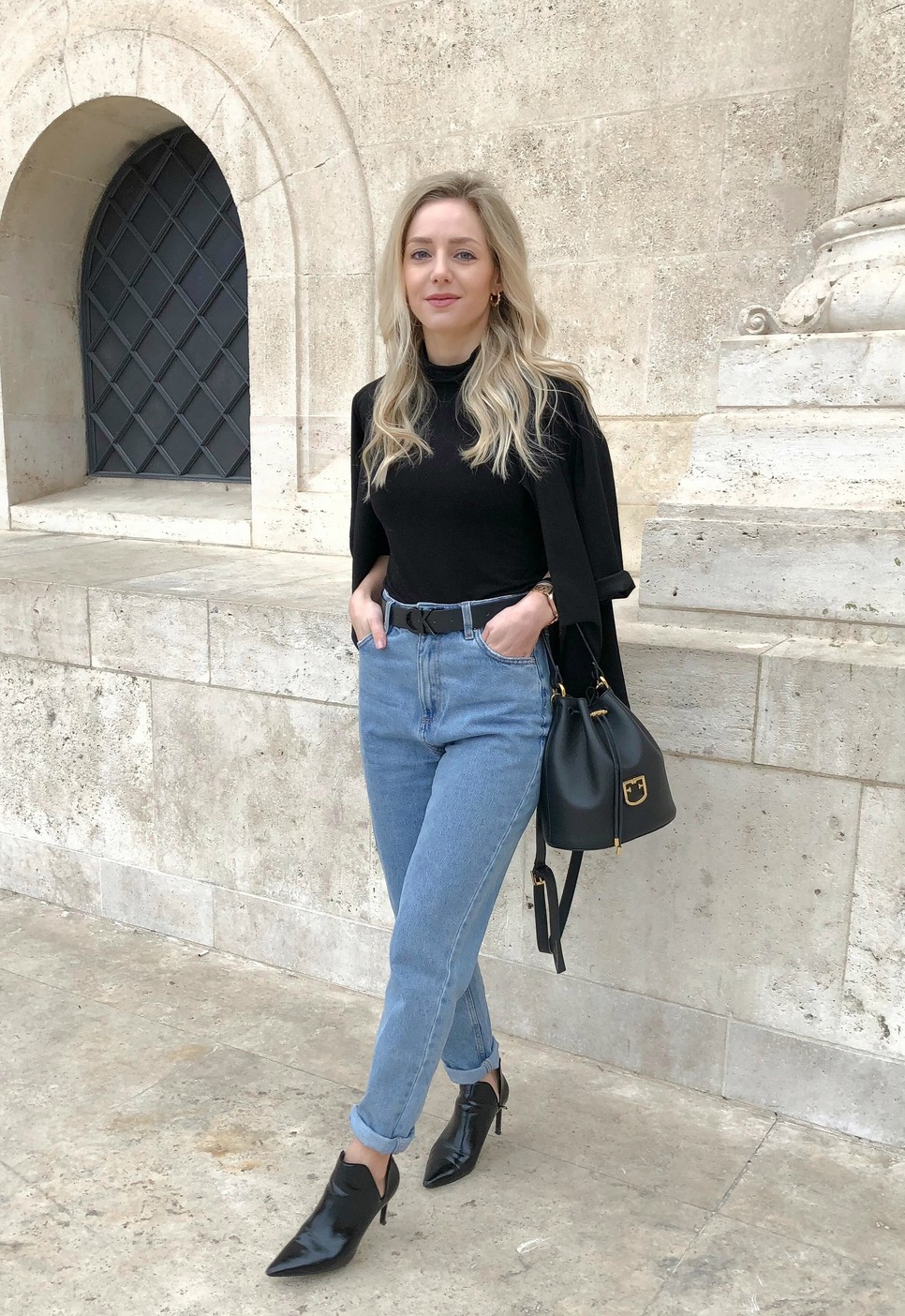 Ülő munkához Fuller Bianka bevállalja az extrább cipőket is