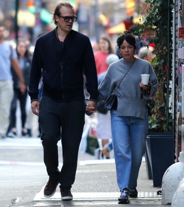 David Harbour és Lily Allen kézenfogva andalognak