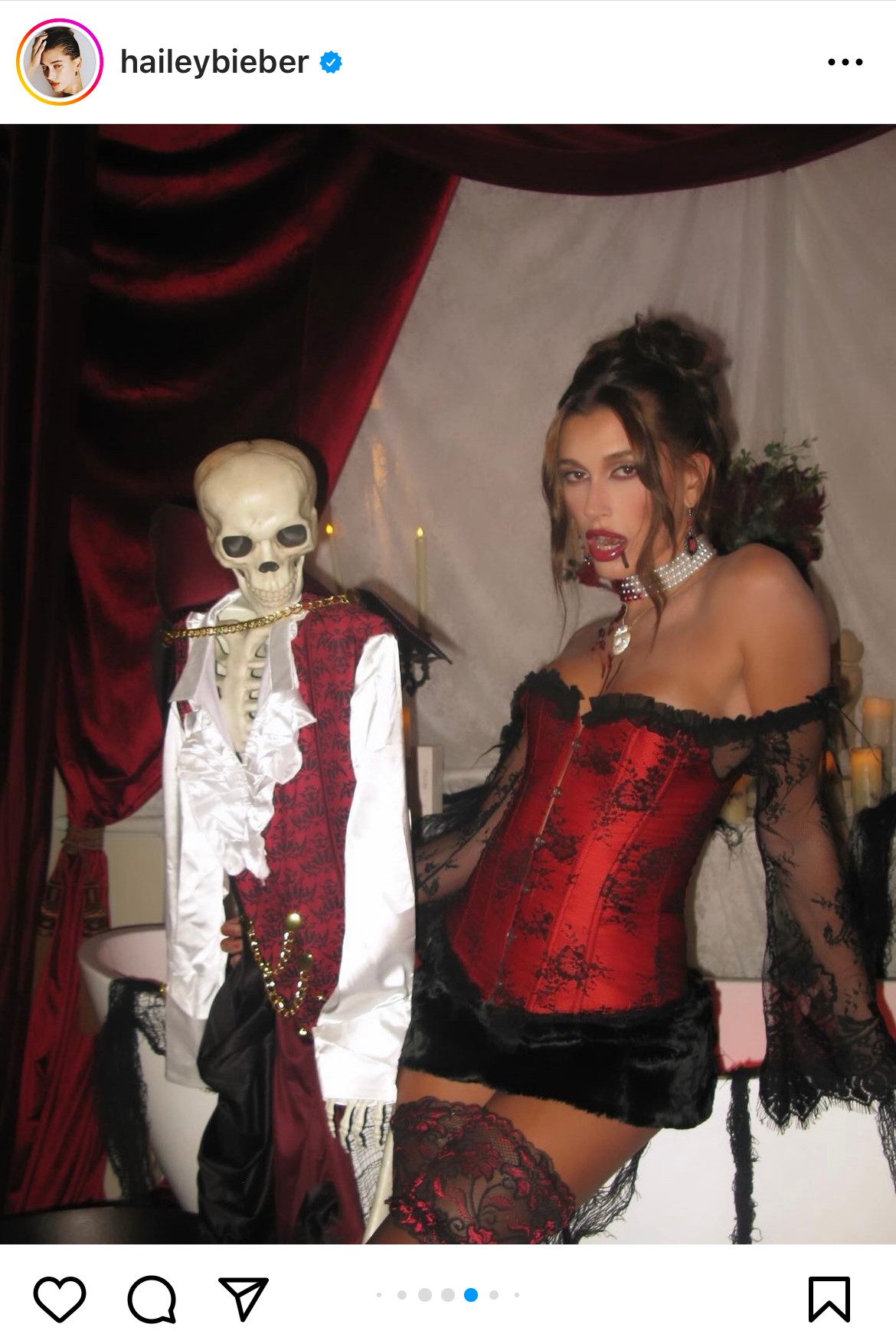 Hailey Bieber dögös vámpírrá változott, és a Who’s in My Bathroom? Youtube sorozatból merítette az ihletet.