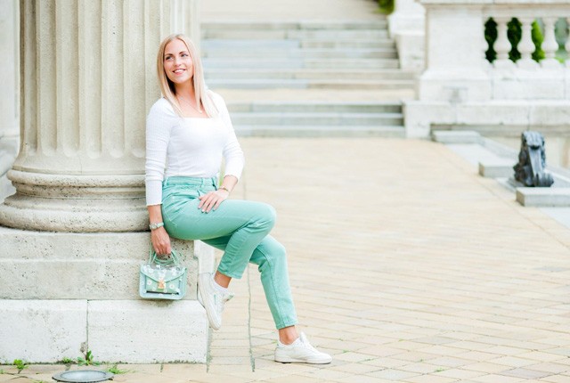 Felső: Stradivarius / Nadrág: Sinsay / Táska: online rendeltem / Óra: Rosefield / Karkötő: Thomas Sabo / Cipő: Reebok