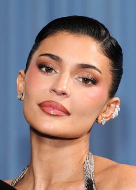 A smink a szokásos Jenner esztétikát hozta, ami jól működik a különleges alkalmakon