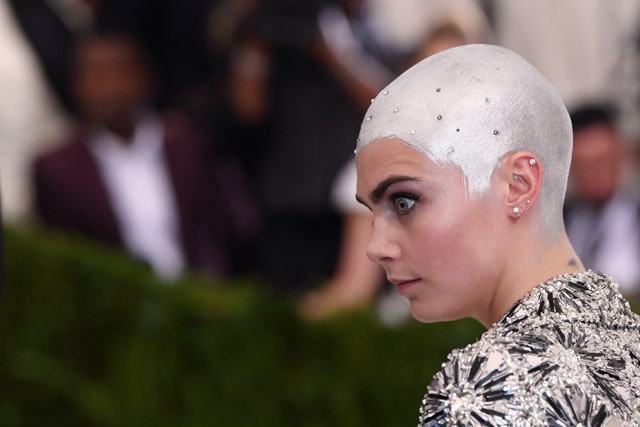 Cara Delevingne kopasz