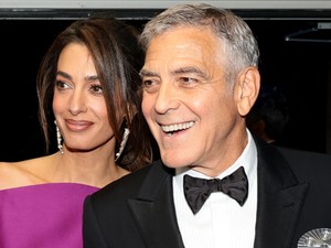 Amal Clooney a világ legrövidebb szoknyáját is hercegnőként viseli, arcpirító ruhája azonnal berobbantja a nyarat