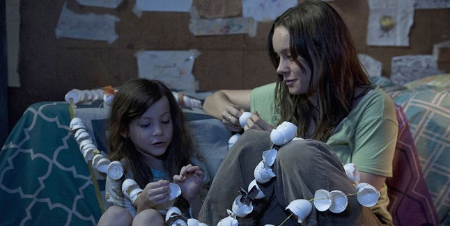 A szobában egy fiatal anyát alakít