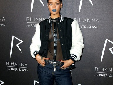 Kék szájjal és áttetsző felsővel mutatkozott Rihanna