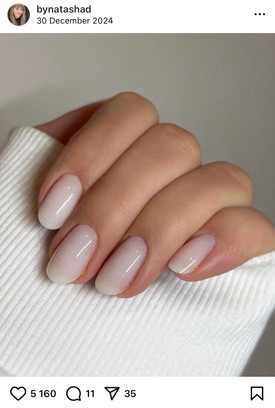 Olyan csillogó, mintha üvegből készült volna. Ha nem hallottad volna, az internet legkedveltebb it-girljei, mint például Hailey Bieber, kijelentették, hogy az üvegkörmök az idei szezon nagy fogásának számítanak. A szappanos körmökhöz hasonlóan fényes kivitelben érkeznek, ragyogó végeredménnyel.