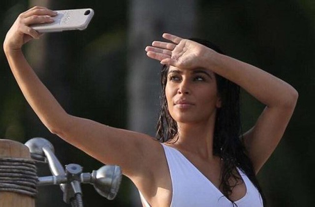 kim kardsahian, fürdőruha, north west, saint west, tengerpart, fürdőruhában