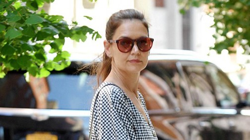 Katie Holmes igazi klasszikus nyári mintában birkózik meg a hőséggel