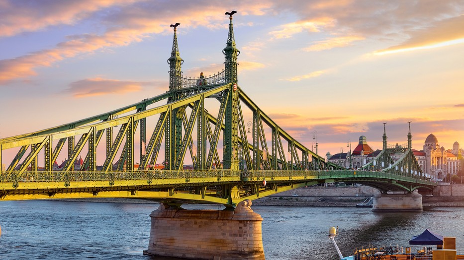 Budapest irodalmi titkai új szemszögből tárulnak fel a Dívány városi sétáin, amelyek a főváros legendás íróinak és költőinek nyomába kalauzolják a résztvevőket