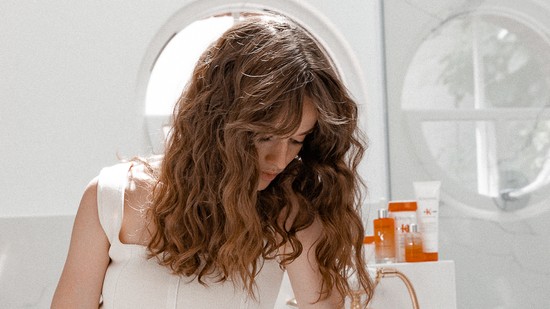 Száraz és nehezen fésülhető a hajad? Így teheted  ragyogóvá pár lépésben - tuti tippek a mesterfodrásztól - Glamour