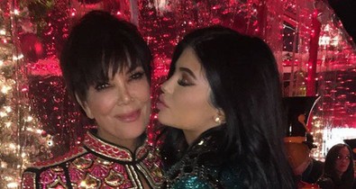 Kylie Jenner egy apró ajándékkal lepte meg anyukáját születésnapján: egy Ferrarit vett neki