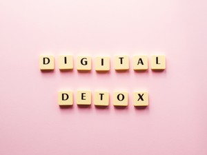 Túl sokat bámulod a képernyőt? Itt az idő egy digitális detoxra!