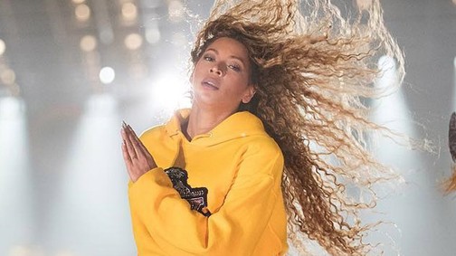 Beyoncé hatalmasat esett a színpadon, de a reakciója zseniális!