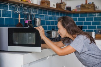 10 élelmiszer, amit soha nem szabadna újramelegítened a mikróban, mégis rendszeresen megteszed