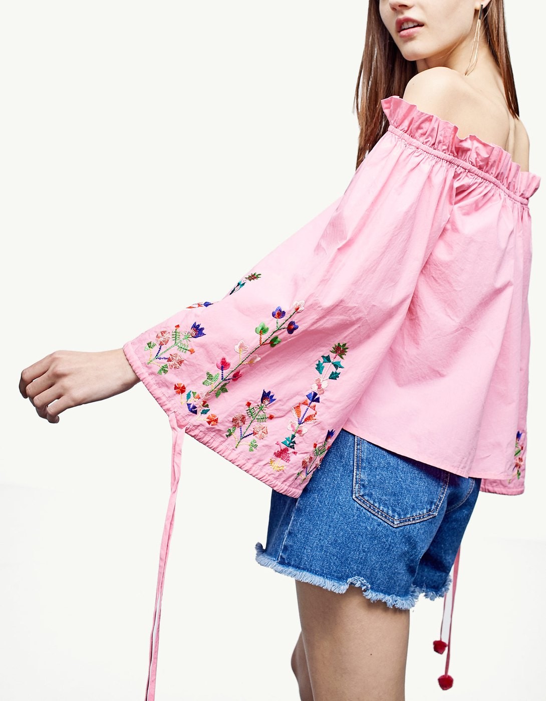 Virág mintás felső STRADIVARIUS 8995 Ft- stradivarius.com