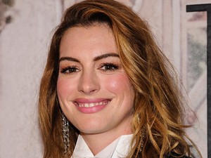 Tényleg nem áll jól Anne Hathaway-nek ez a hajszín, de ezzel a szettel mégis működik