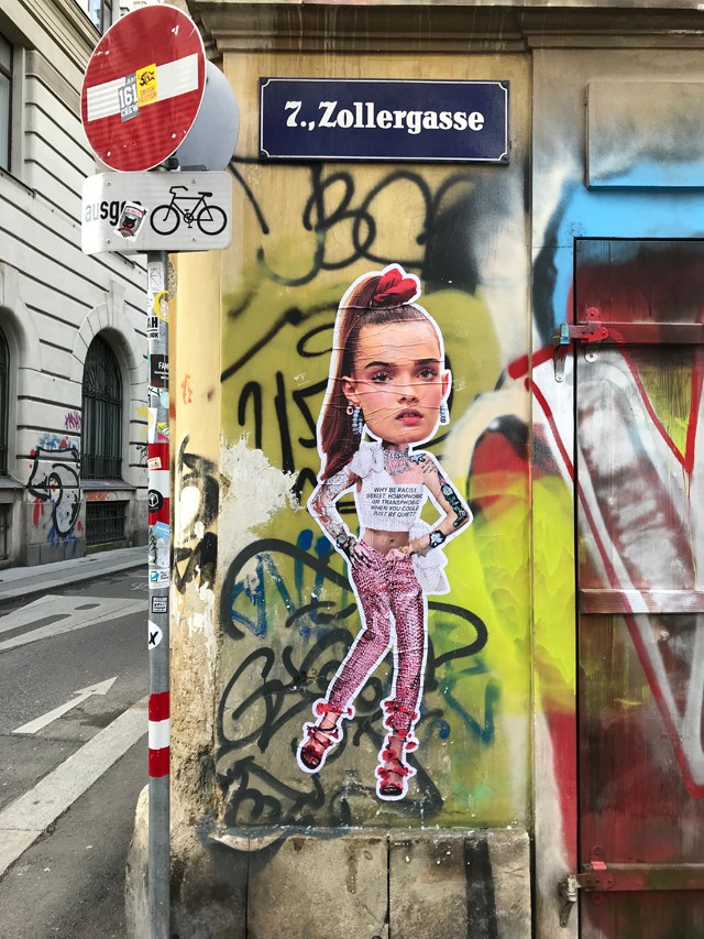 Találkoztál már Budapest utcáin a trendi, falra ragasztott babákkal? Most megtudhatod, ki készíti őket