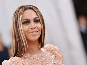 Beyoncé áttetsző arany ruhában mutatta meg, hogy igazi királynő