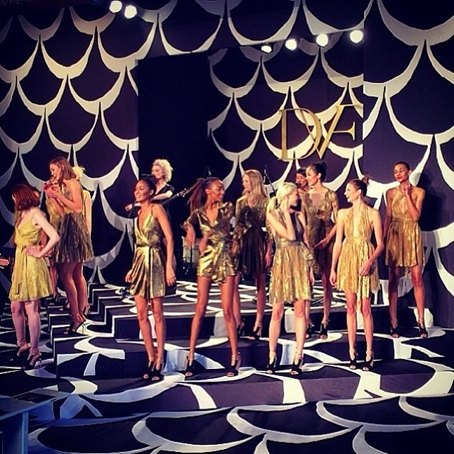 Felsorakoznak az ranyba borult modellek a show befejezéséhez. 