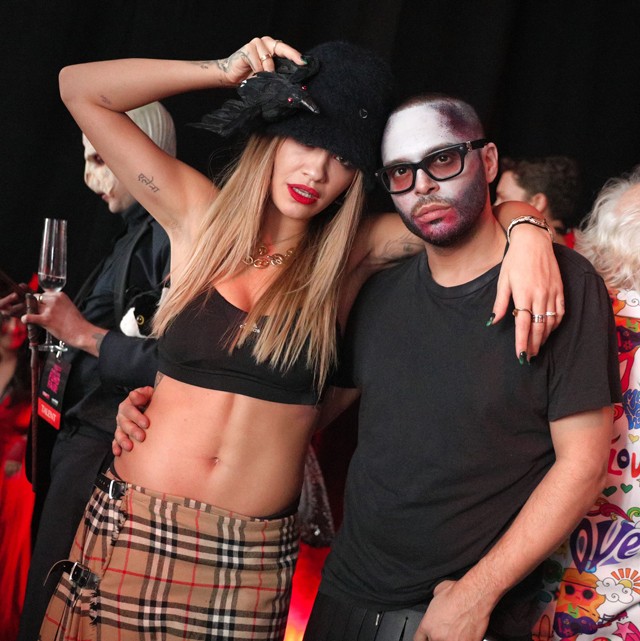 Nem tudjuk, minek öltözött Rita Ora, de legalább twerkelt a halloweeni bulin