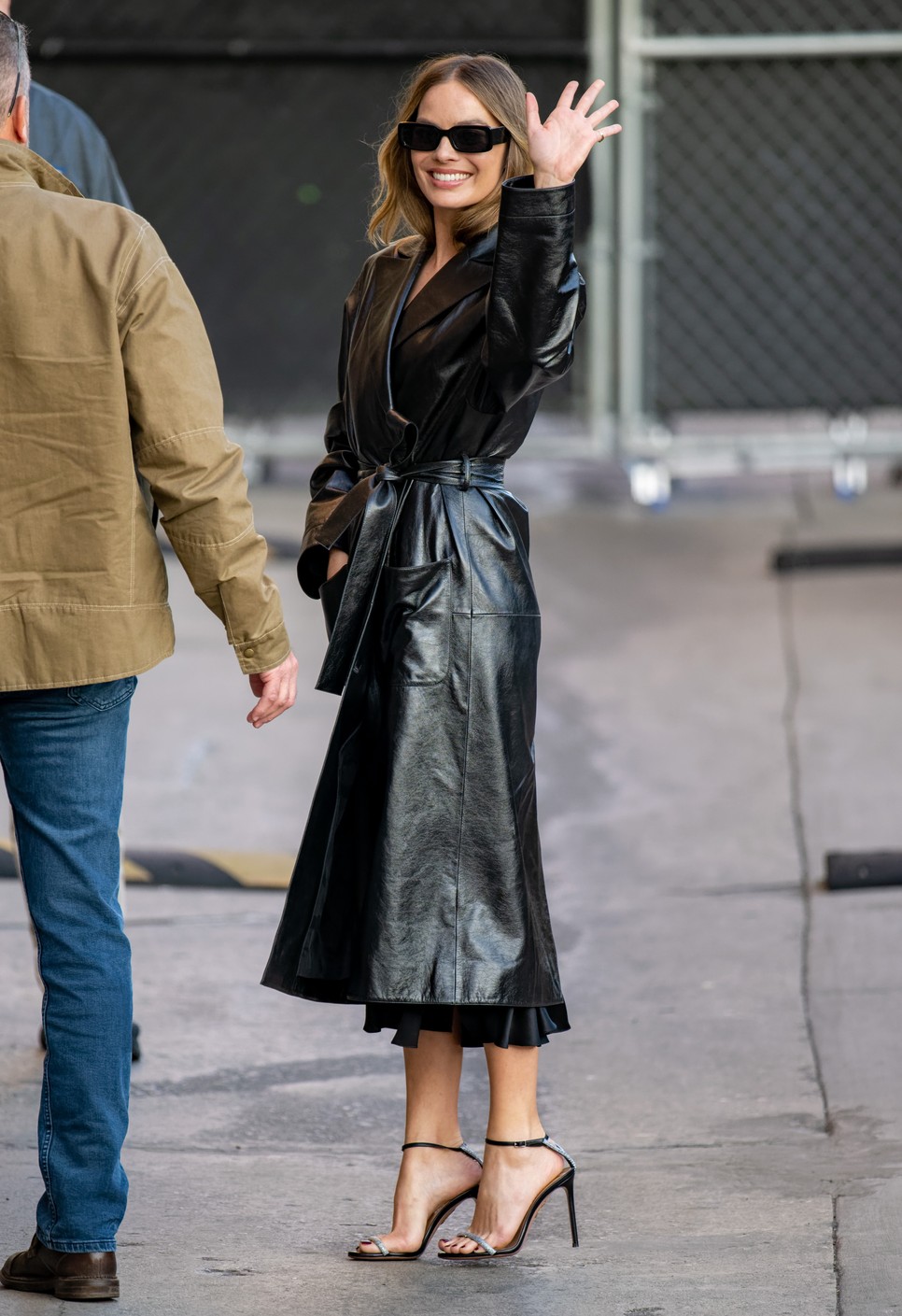 Margot Robbie a Jimmy Kimmel Live stúdiójánál