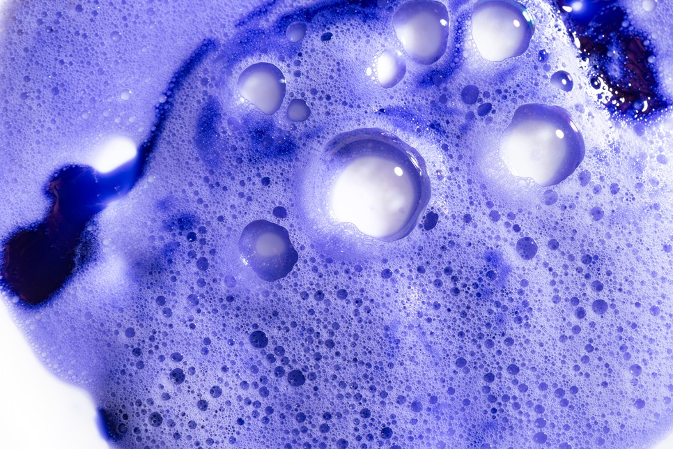 A lila samponok valójában mélylila tónusuknak köszönhetően módosítják a hajszínt