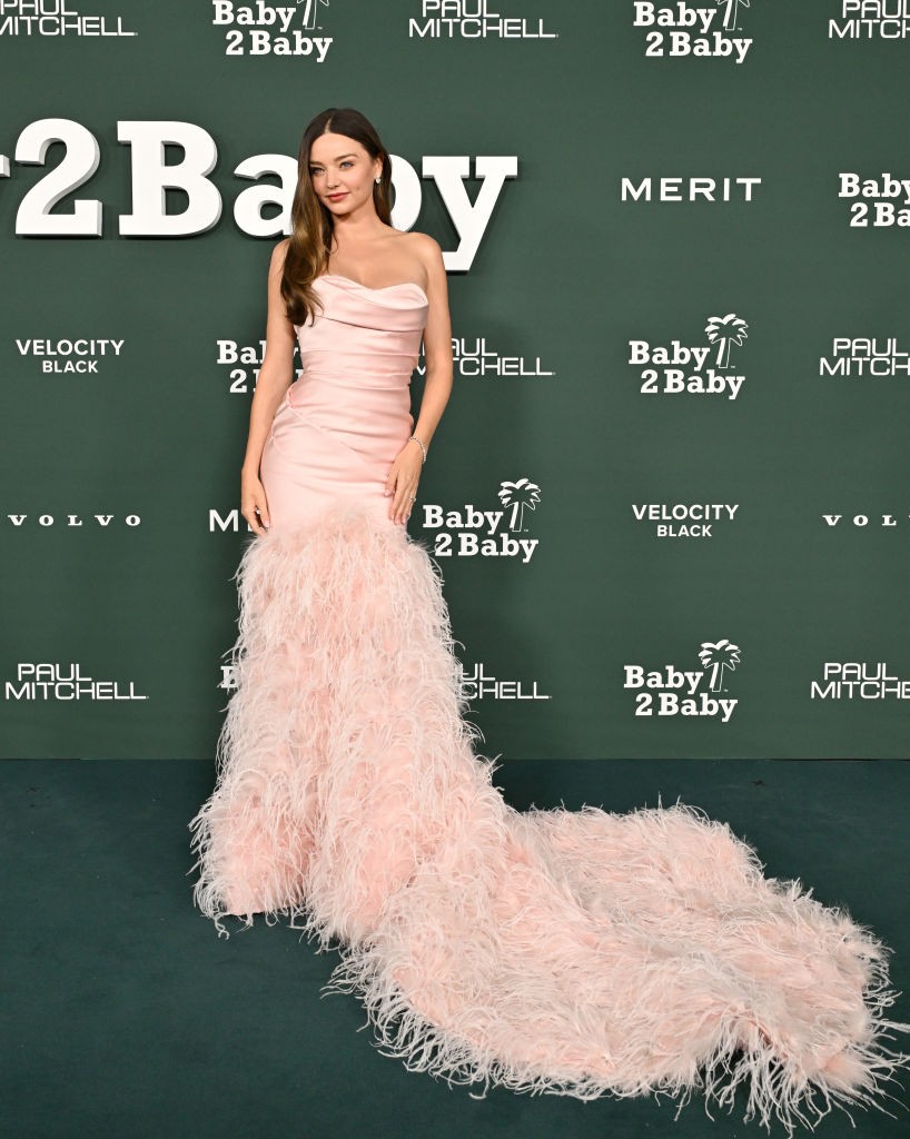 Miranda Kerr egy pántnélküli, púderrúzsaszín selyem Pamella Roland ruhát választott az eseményre, amelyre elkísérte milliárdos férje, Even Spielberg is.