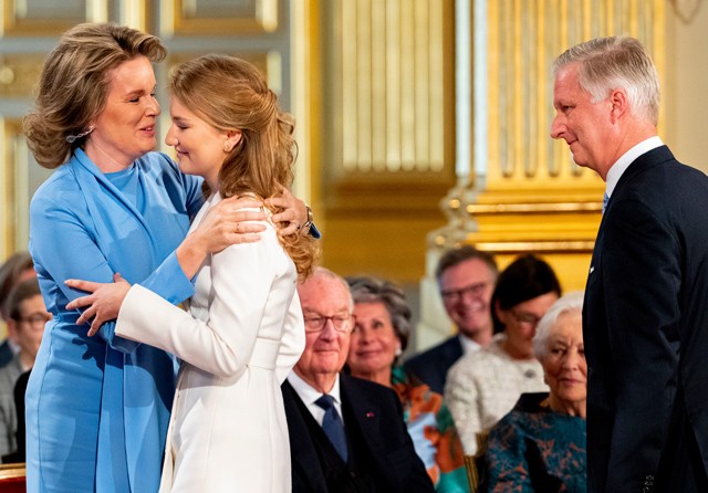 A belga király és királyné köszönti a lányát Elisabeth hercegnőt