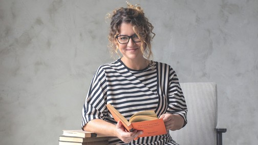 Veiszer Alinda a riporter, aki a történeteket keresi