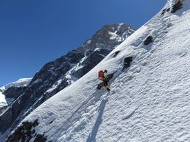 A Khan Tengri fő tömege márványból épül fel, ami ilyen magasságban rendkívül ritka