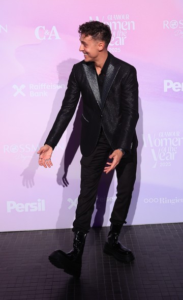 Hegyes Berci egy Robert Maar öltönyt és egy csipkéből készült inget viselt, az elegáns összhatást pedig egy lakk bakanccsal törte meg