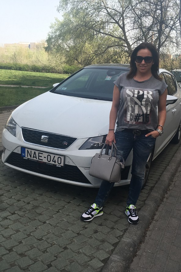 Bús Edina ilyen szettben utazik