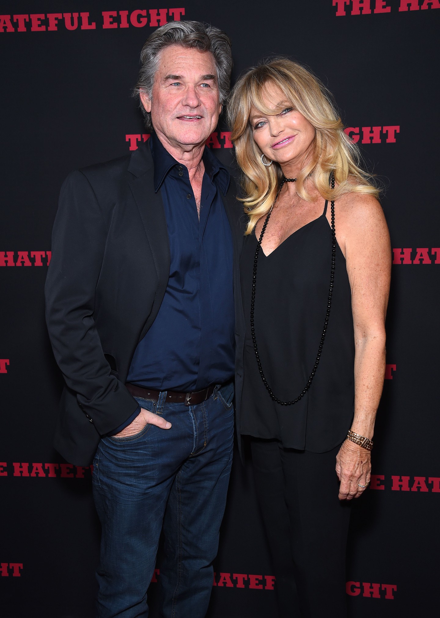 Bepillantás 2015-be, az Aljas nyolcas hollywoodi premierjébe, ahol Goldie Hawn és Kurt Russel valósággal ragyogott a vörös szőnyegen. Bár ezen az estén a figyelem középpontjában Kurt Russel állt Quentin Tarantino kultfilmje miatt, kedvese épp olyan büszkén állt mellette, mint a legelső közös bemutatójukon. A párosról lerí, mennyire odavannak egymásért.