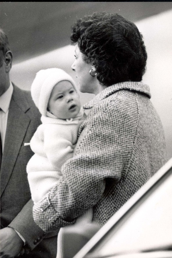 Harry dadája ölében.