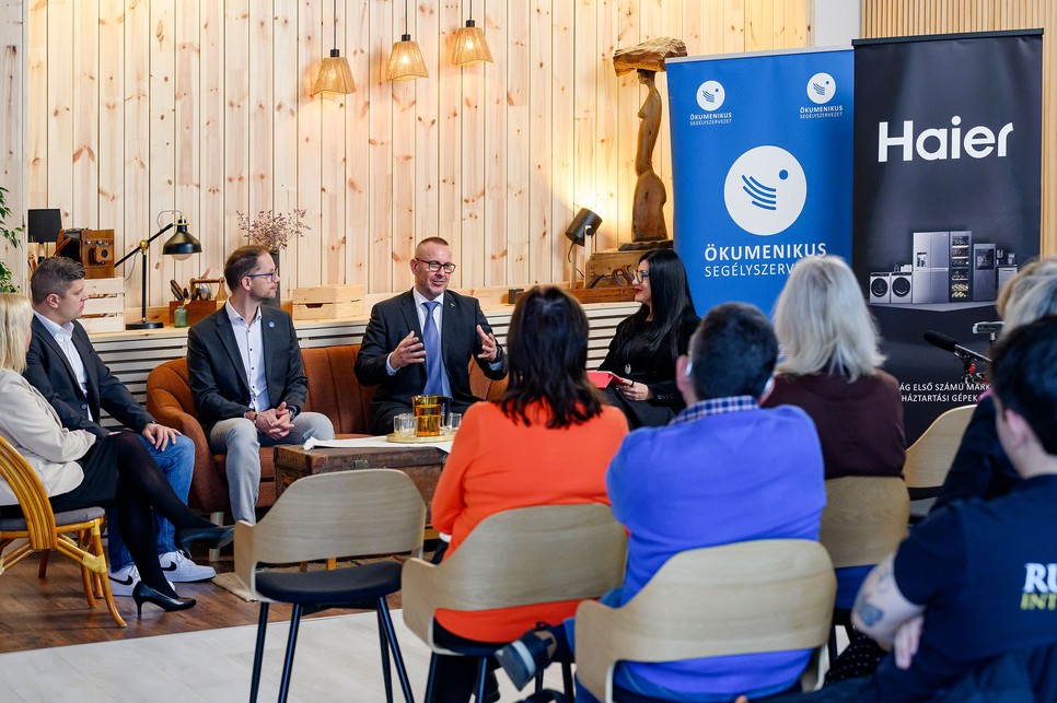 A „Együtt sikerül” kerekasztal résztvevői a segítségnyújtás emberi oldaláról beszélgettek