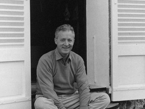 A tűsarkú atyja óriás kiállítást kapott