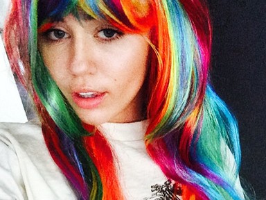 Miley Cyrus és Rita Ora is őrült szivárványszínű hajra váltott