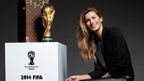 Interaktív - Gisele Bündchen és a FIFA kupa