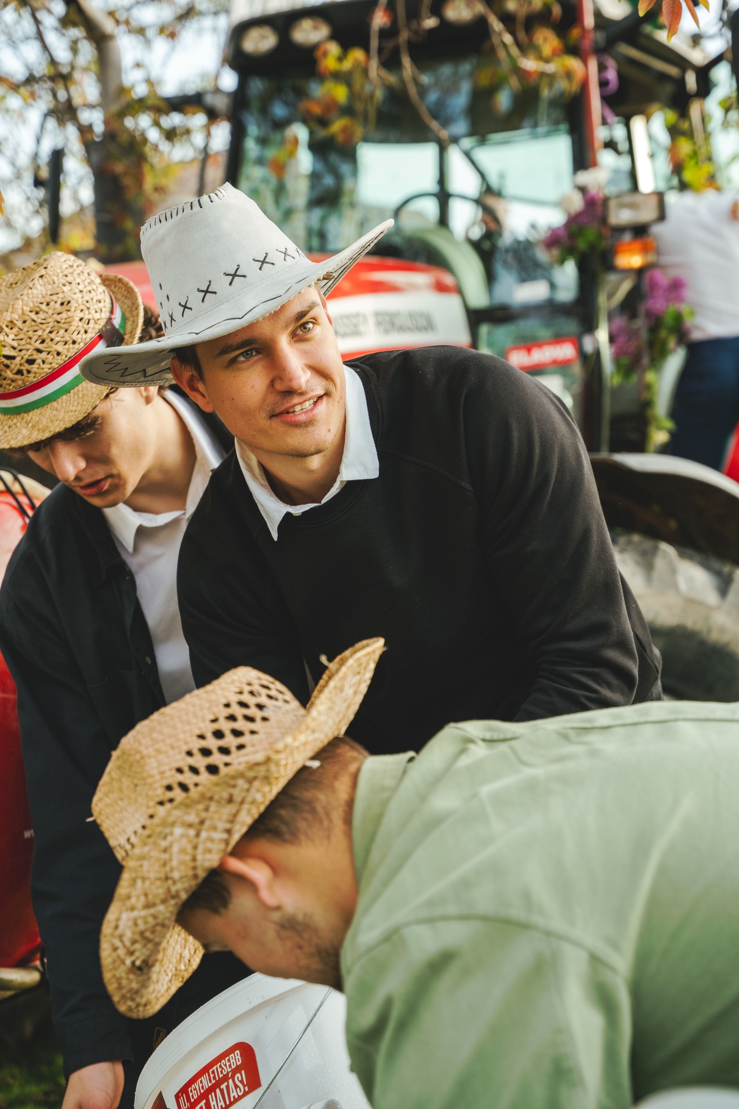 A húsvéti locsolkodást eddig ciki volt szeretni, a fiatal magyar fotós képeinek hála új értelmet kap a hagyomány