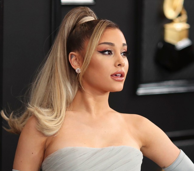 Ariana Grande megmutatta valódi, GÖNDÖR haját, és imádjuk!