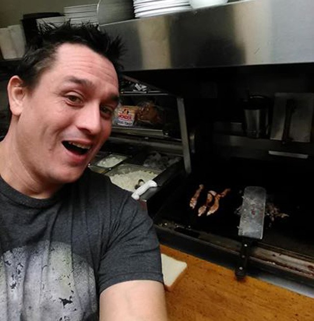 Berúgott, aztán az alvó személyzet mellett kaját csinált magának a gyorsétteremben, és szerencsére végigszelfizte