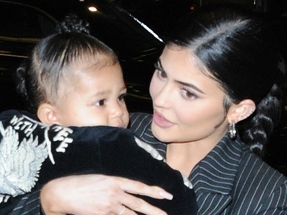 Kylie Jenner 1 éves kislánya nagyobb babaházat kapott karácsonyra, mint az én lakásom