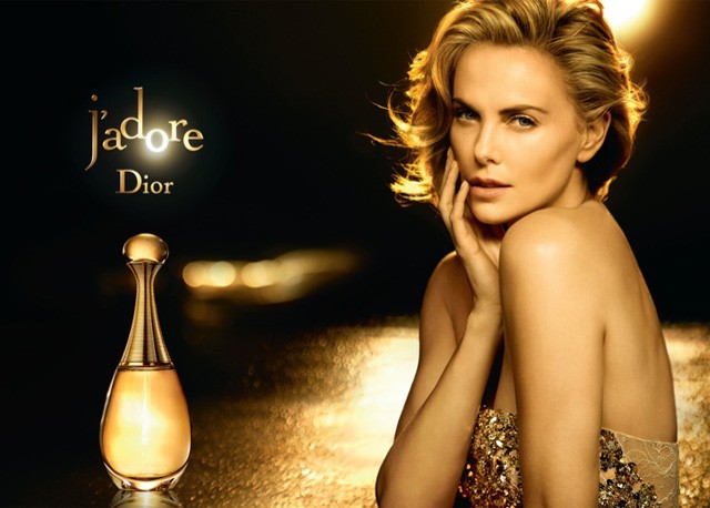 A Dior évtizedeken át dolgozott Peter Lindbergh-gel. Charlize Theron az egyik kedvenc sztárja volt a fotósnak, akit reklámhoz, címlapra, rengetegszer fotózott.