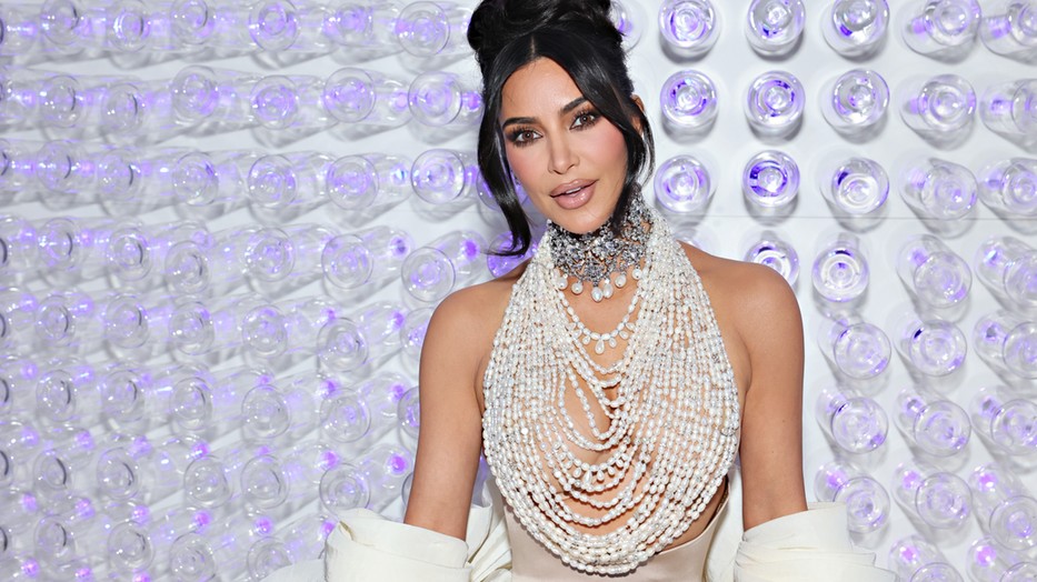 Kim Kardashian melltartó nélkül ment a párizsi divathétre