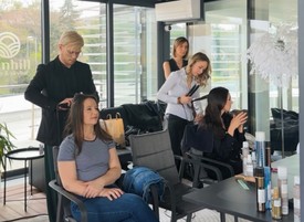 Nagy volt a sürgés-forgás a Sunhill Bistro& Skybarban, ahol a WELLA fodrászai vették kezelésbe a jelölteket