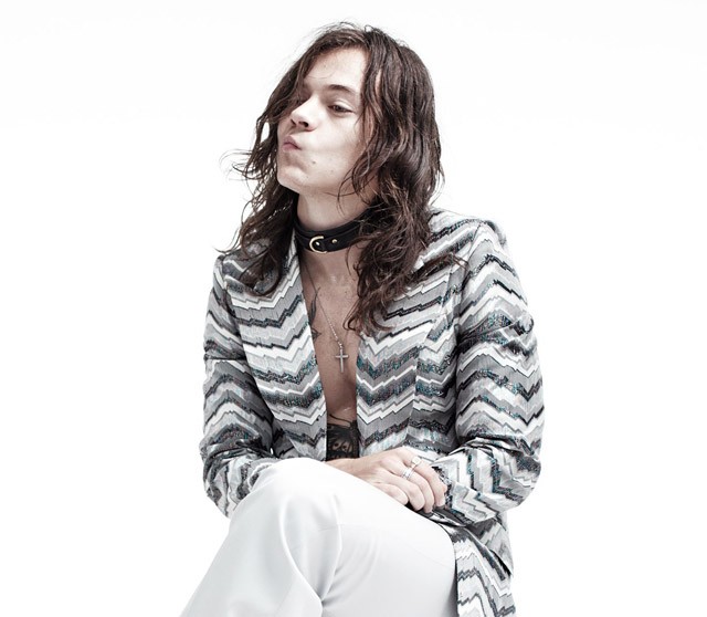 Harry Styles bőrnyakpántban