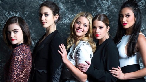 El sem hisszük, de a Pretty Little Liars sztárja ott lesz a KIRÁLYI ESKÜVŐN!