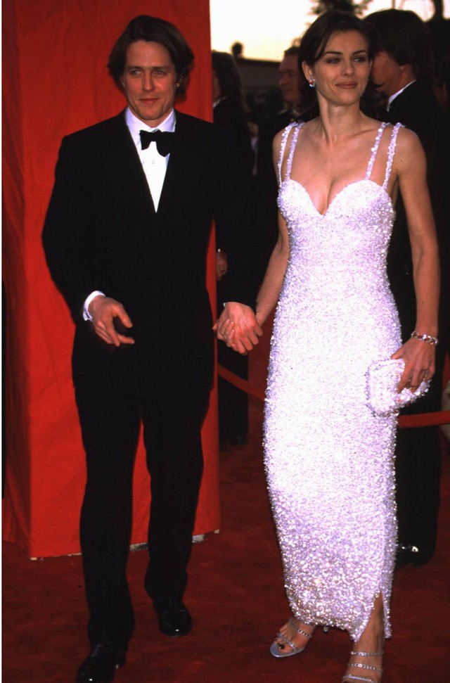 Elizabeth Hurley és Hugh Grant az 1995-ös Oscaron